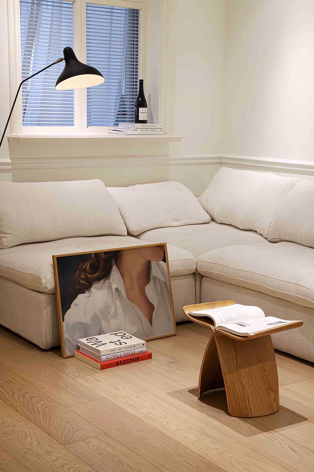 Witte blouse en krullend haar – vrouwelijke portretkunst als landscape poster