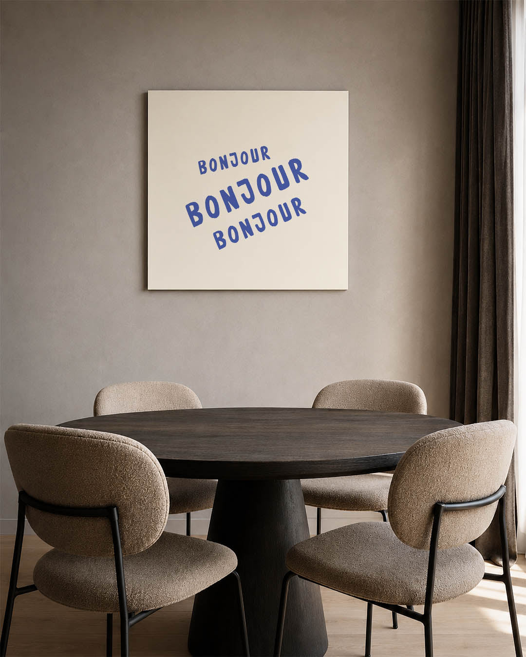 Typografie kunstwerk – vierkante wanddecoratie – dit werk toont het woord 'Bonjour' driemaal in blauwe letters op een beige