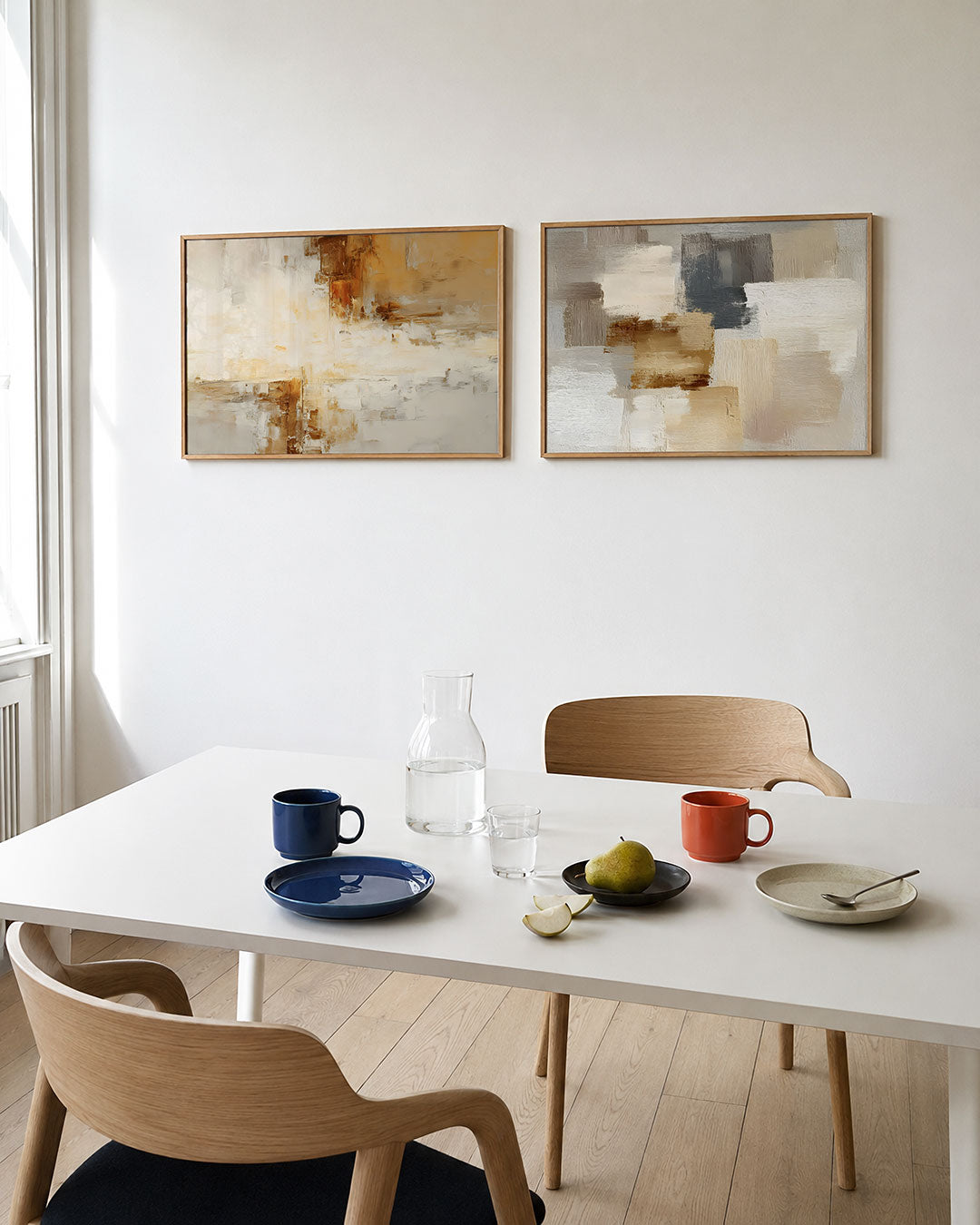 Tweedelige posterset met warme tinten, getoond in een interieur