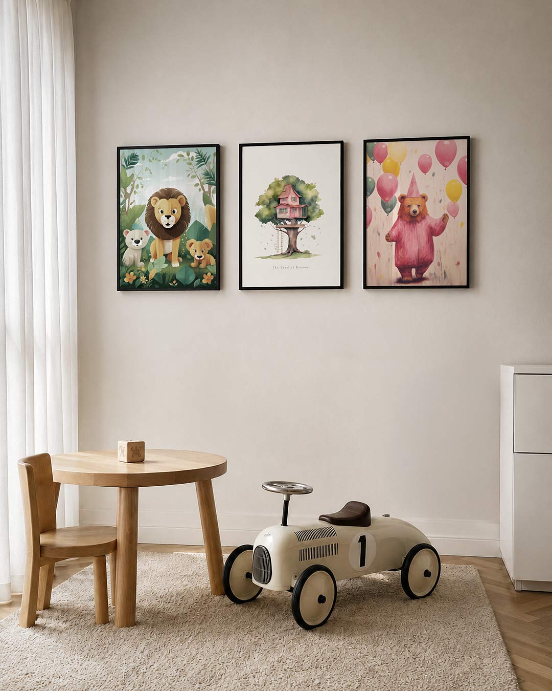 Jungle familie posterset – tweede productweergave – een vrolijke familie van dieren omringd door groene