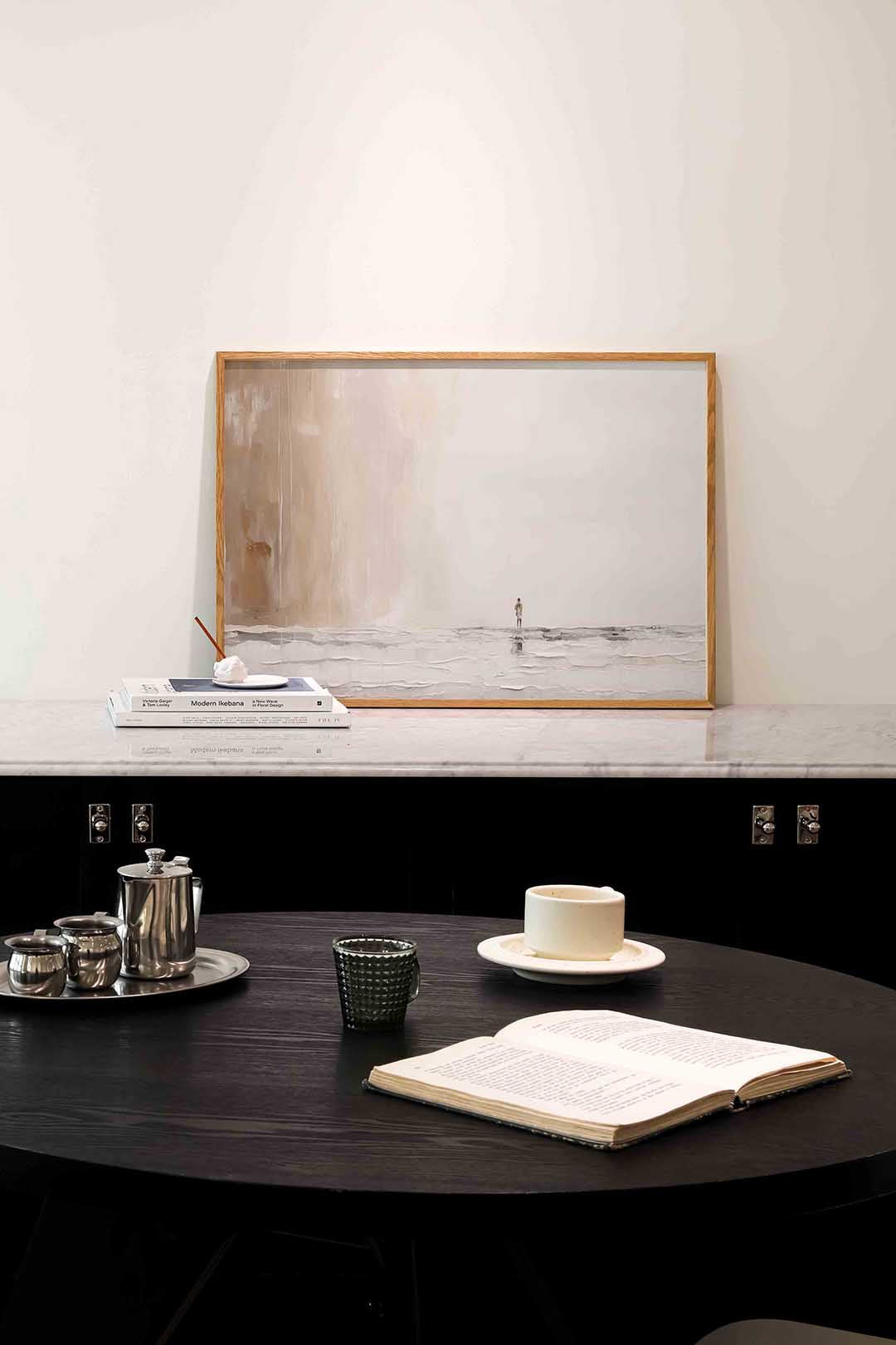 Eenzaam figuur in landschap – abstracte poster in liggend formaat