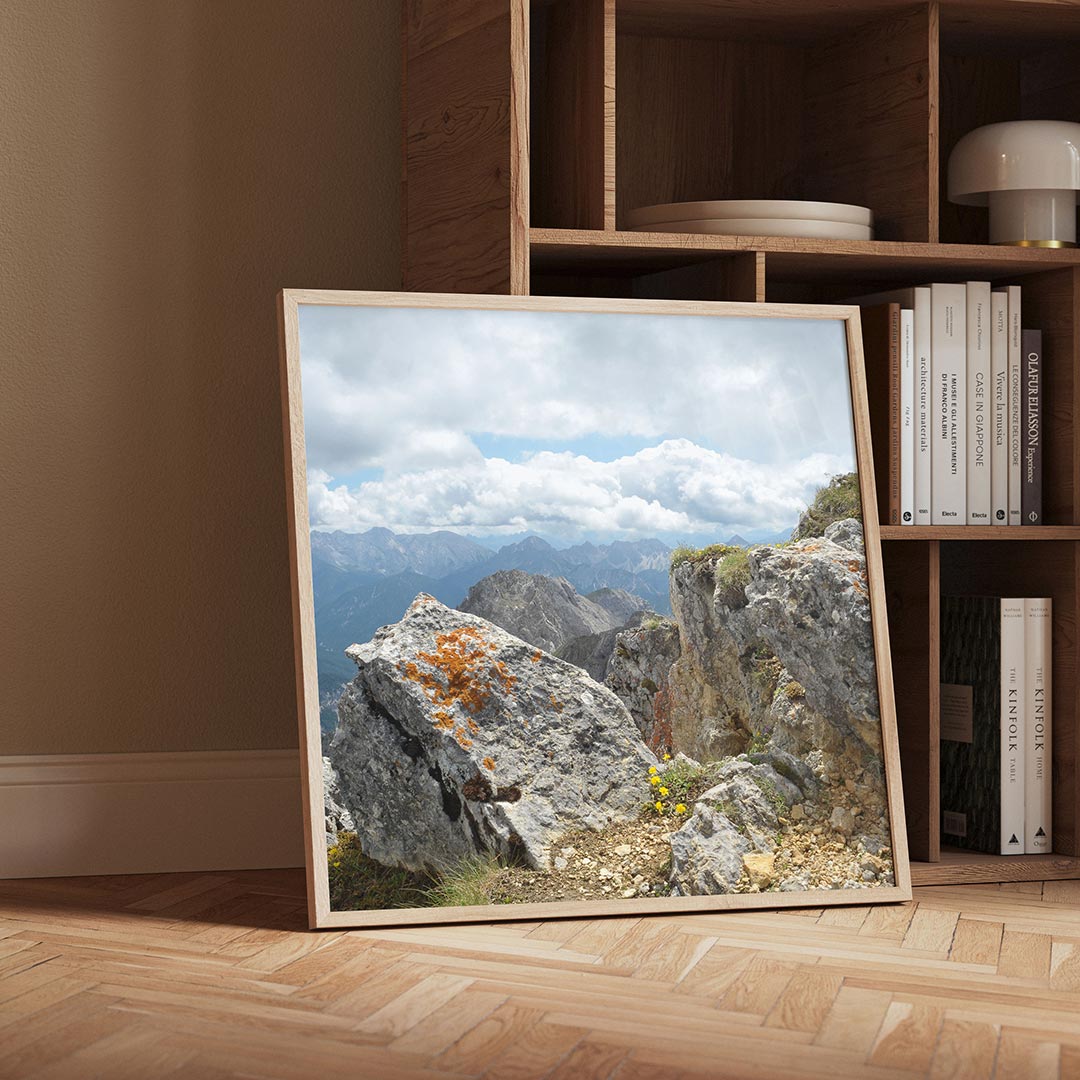 Berglandschap met rotsen poster – detailweergave – deze poster toont een berglandschap met ruige rotsen en een heldere lucht.