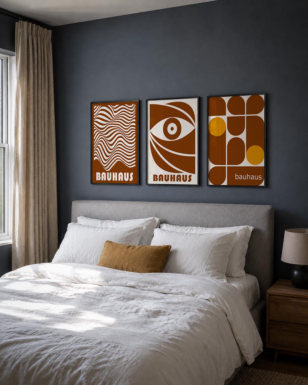 Golvend lijnenspel posterset – derde productweergave – deze posterset in drie delen toont vloeiende, golvende lijnen in bruin