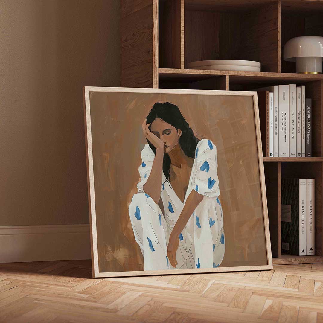 Zittende vrouw met blauwe accenten – moderne wandkunst als vierkante poster