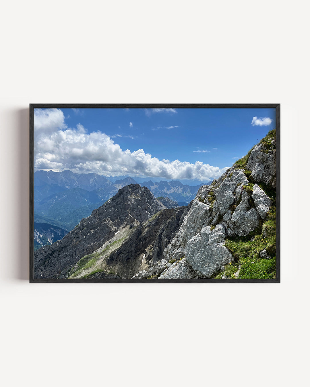Berglandschap met wolken poster – liggende wanddecoratie – deze poster toont een indrukwekkend berglandschap met ruige rotsen