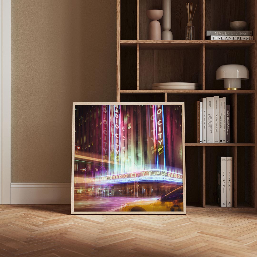 Neon stadssfeer poster – derde productweergave – deze poster toont een levendige stadsscène met kleurrijke neonlichten en een