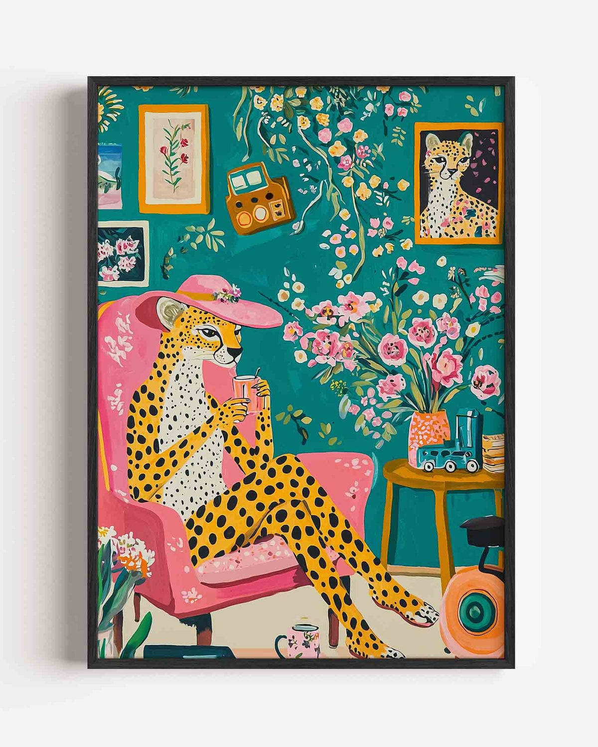 Luipaard met roze hoed – dieren portret poster als wanddecoratie