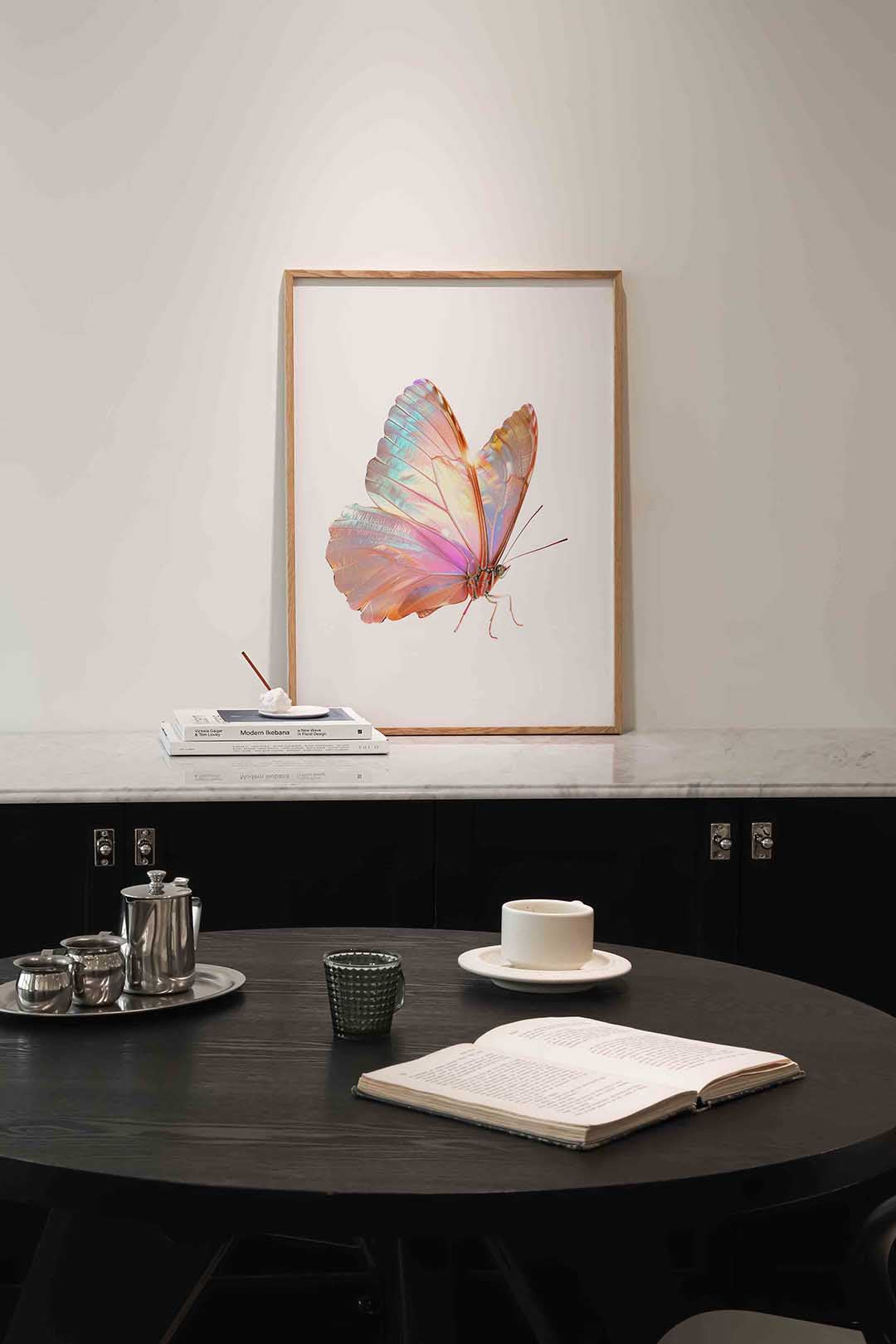 Vlinder met iriserende vleugels – abstracte poster in staand formaat