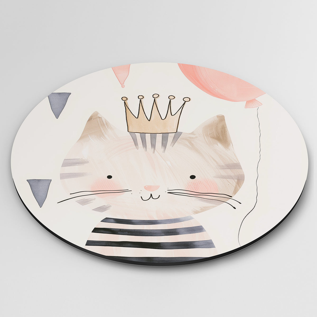 Kat met kroon Muurcirkel – detailweergave – Een kat met een kroon en een roze ballon, omlijst door blauwe en roze vormen.