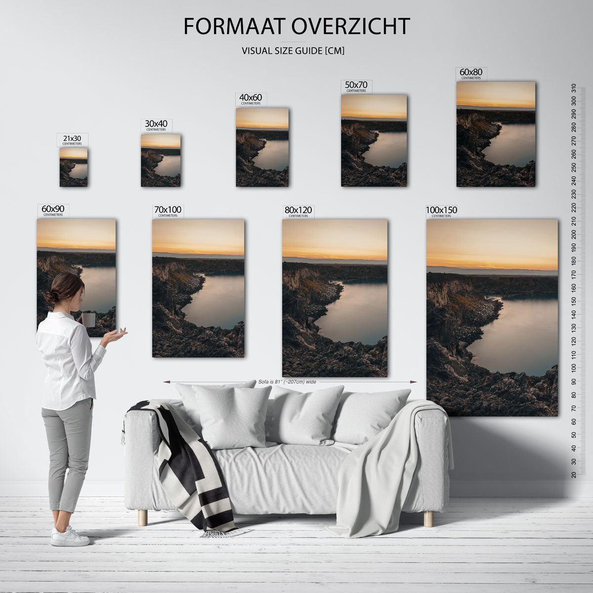 Rustige kustlijn poster – sfeerbeeld – een kustlijn met rotsachtige kliffen en een kalme zee onder een oranje lucht. De