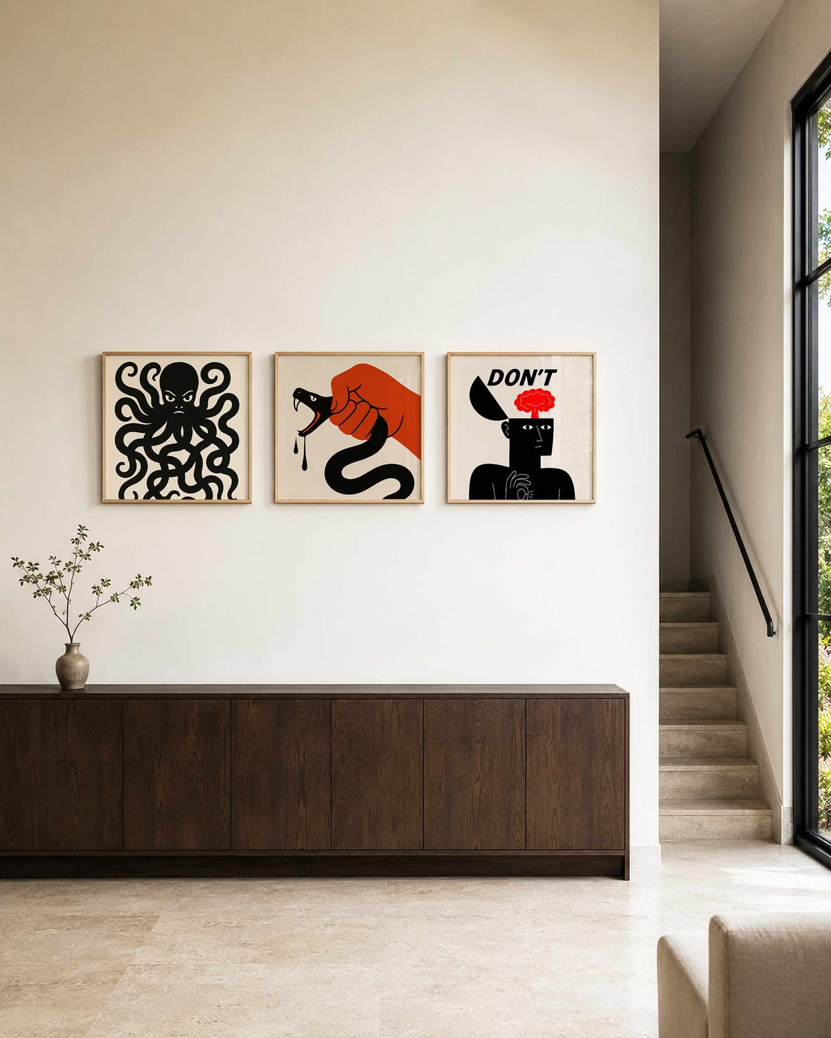 Interieurpresentatie van een driedelige vierkante posterset met zwarte figuren en rode boom