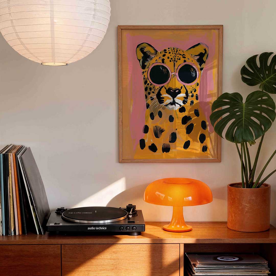 Luipaard met zonnebril – staande kleurrijke wanddecoratie van WallArtistic