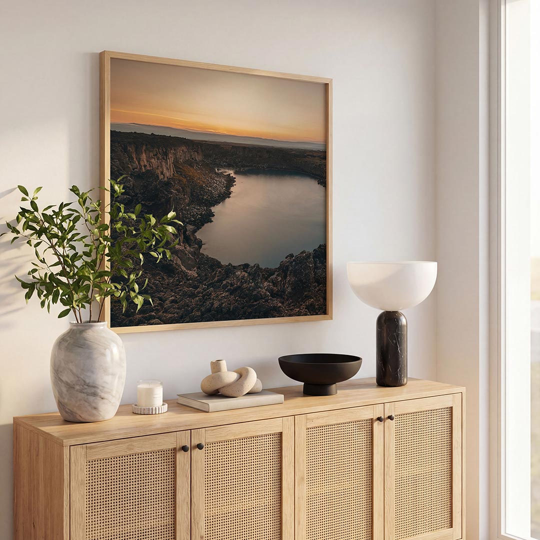 Rustige kratermeer poster – tweede productweergave – een krater met kalm water omringd door ruige rotsen en een warme lucht.