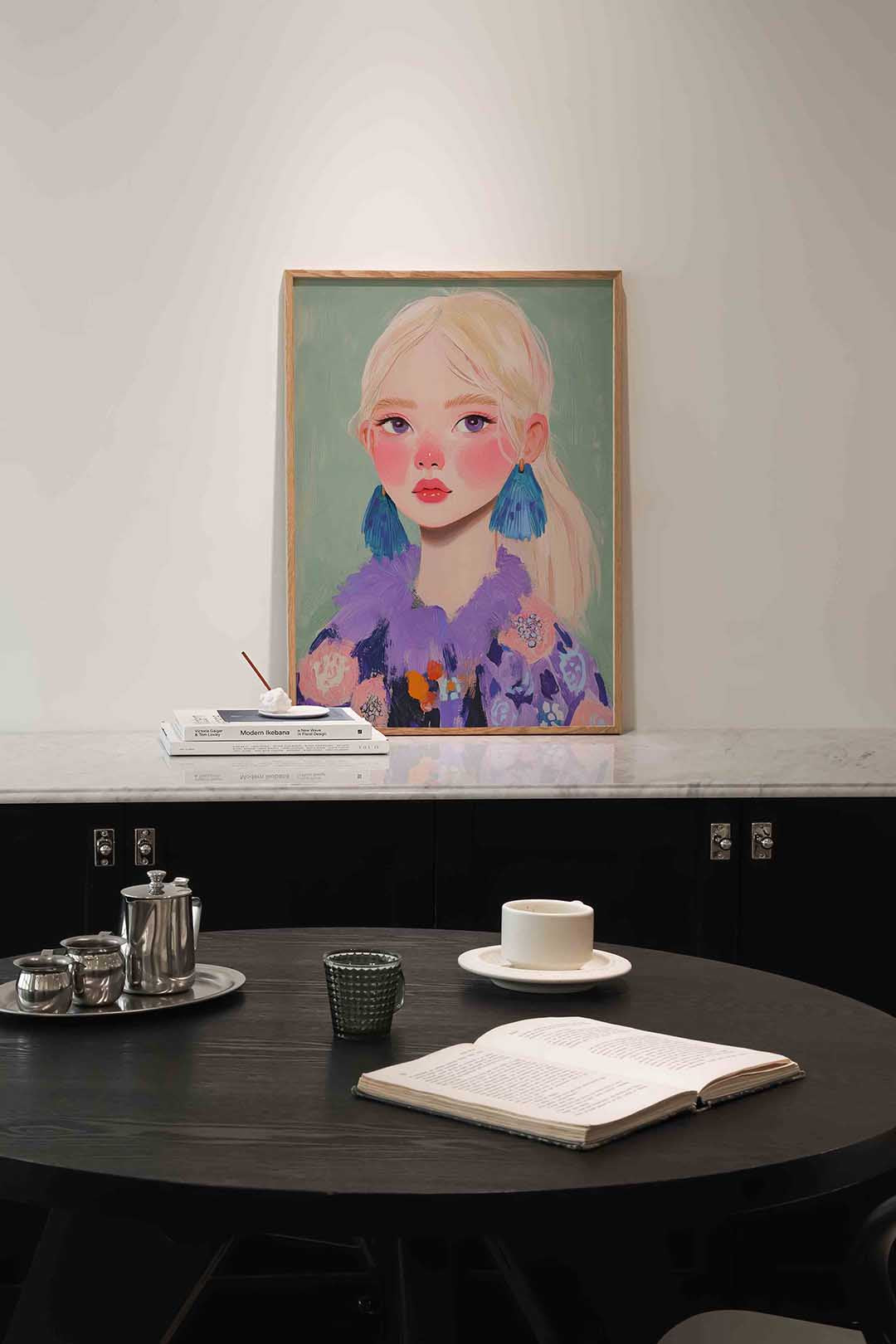 Portret met blauwe oorbellen – moderne poster in staand formaat