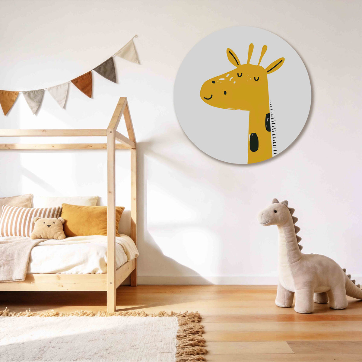Giraffe illustratie Muurcirkel – tweede productweergave – Een gele giraffe met zwarte vlekken en een glimlachend gezicht.