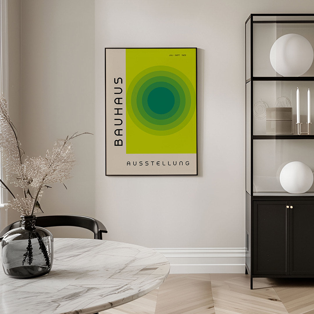 Cirkelvormen en tekst – geometrische Bauhaus poster in staand formaat