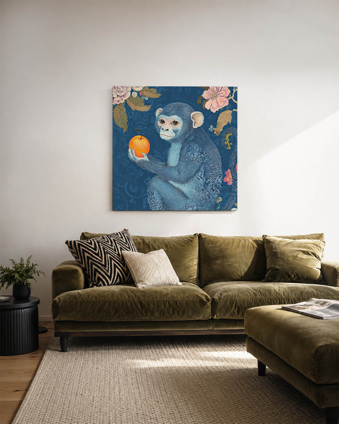 Dromerige aap kunstwerk – sfeerbeeld – dit kunstwerk toont een blauwe aap met een oranje vrucht in zijn hand, omringd door