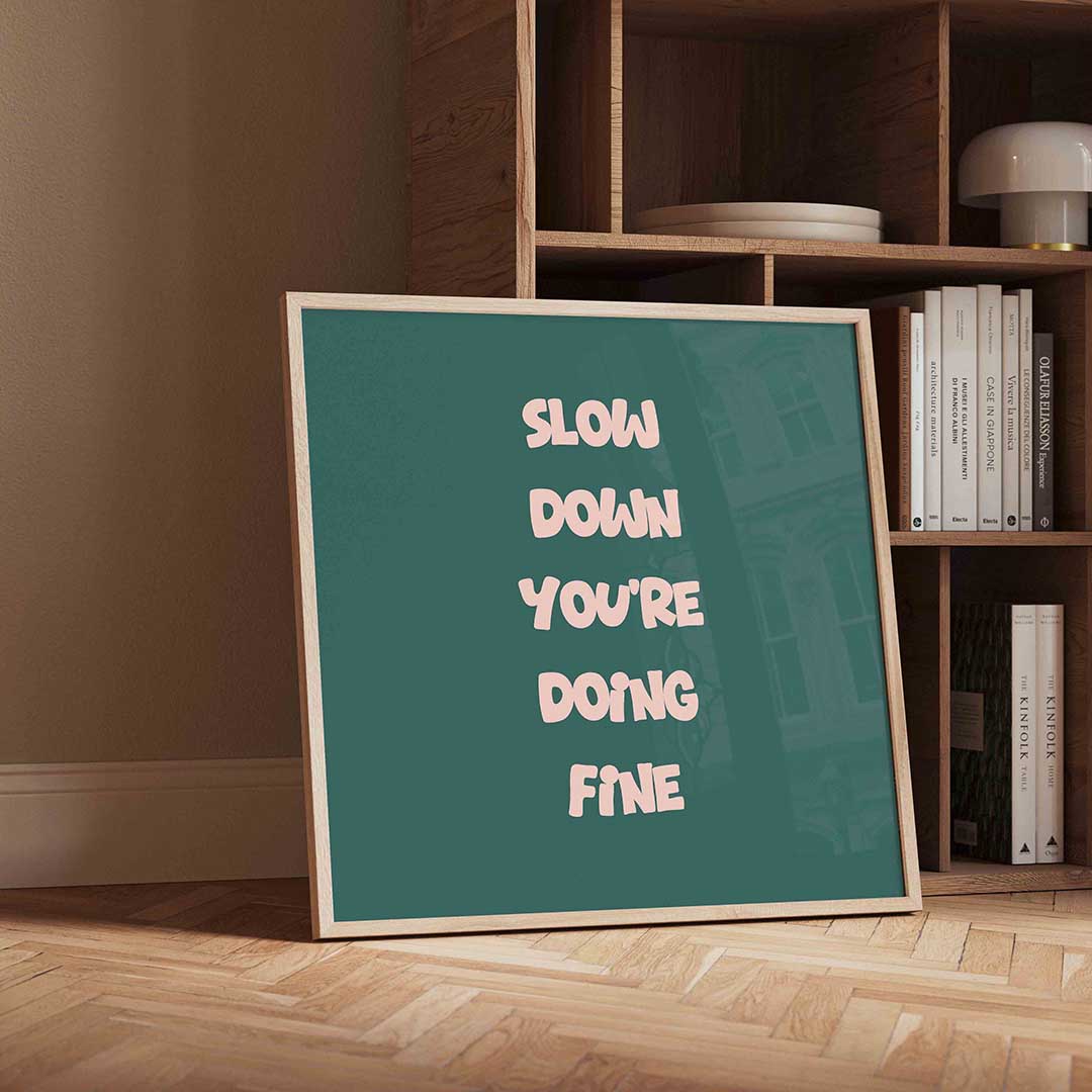 Slow down tekst – vierkante Pop Art wanddecoratie van WallArtistic