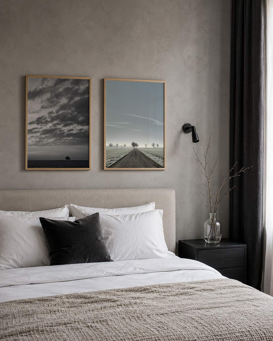Landschap en lucht posterset – derde productweergave – een eenzame boom staat onder een hemel vol wolken. De horizon scheidt