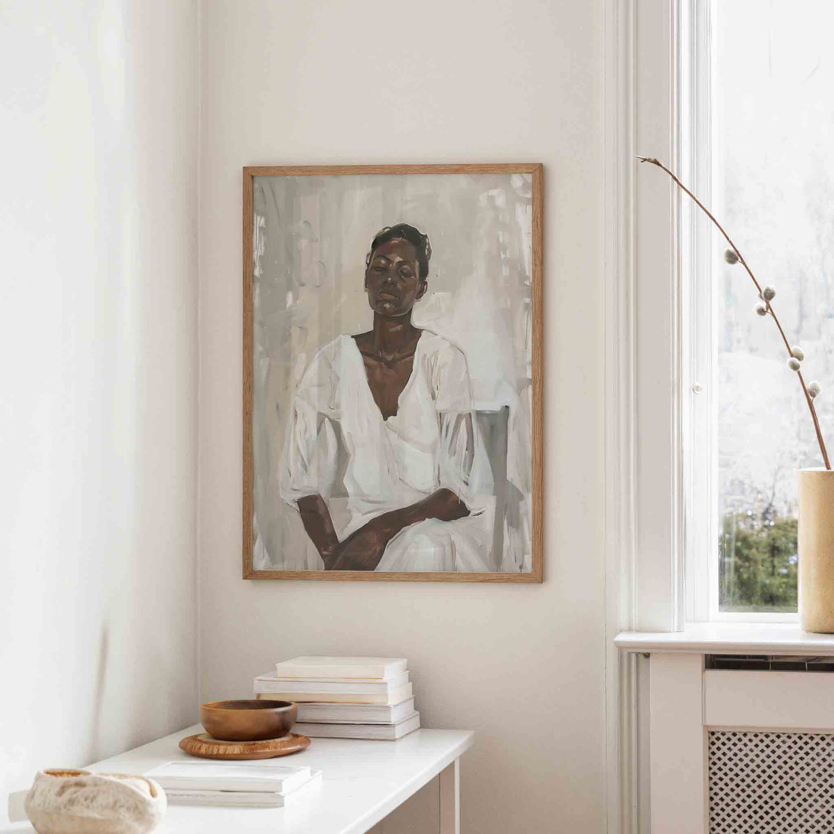 Vrouw in witte kleding – staande hedendaagse wanddecoratie van WallArtistic