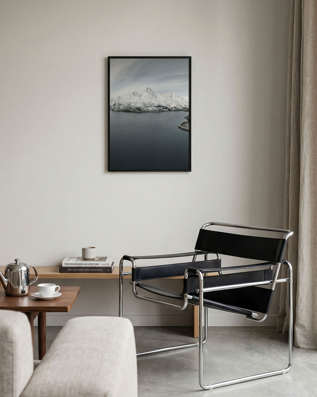 Sereen berglandschap poster – tweede productweergave – een kalm wateroppervlak omringd door besneeuwde bergen onder een