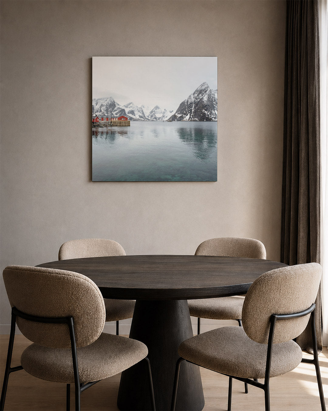 Berglandschap met rode huisjes kunstwerk – tweede productweergave – deze kunstwerk toont een serene waterpartij met
