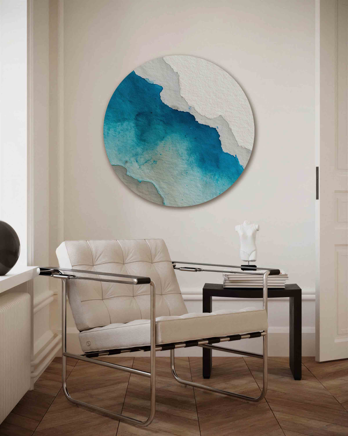 Blauwe en beige lagen – abstracte muurcirkel als ronde wanddecoratie