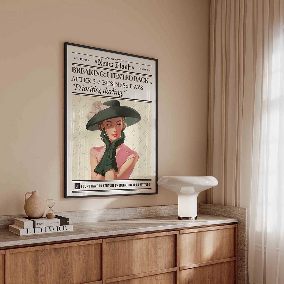 Vrouw met hoed en handschoenen – kleurrijke Pop Art poster in staand formaat