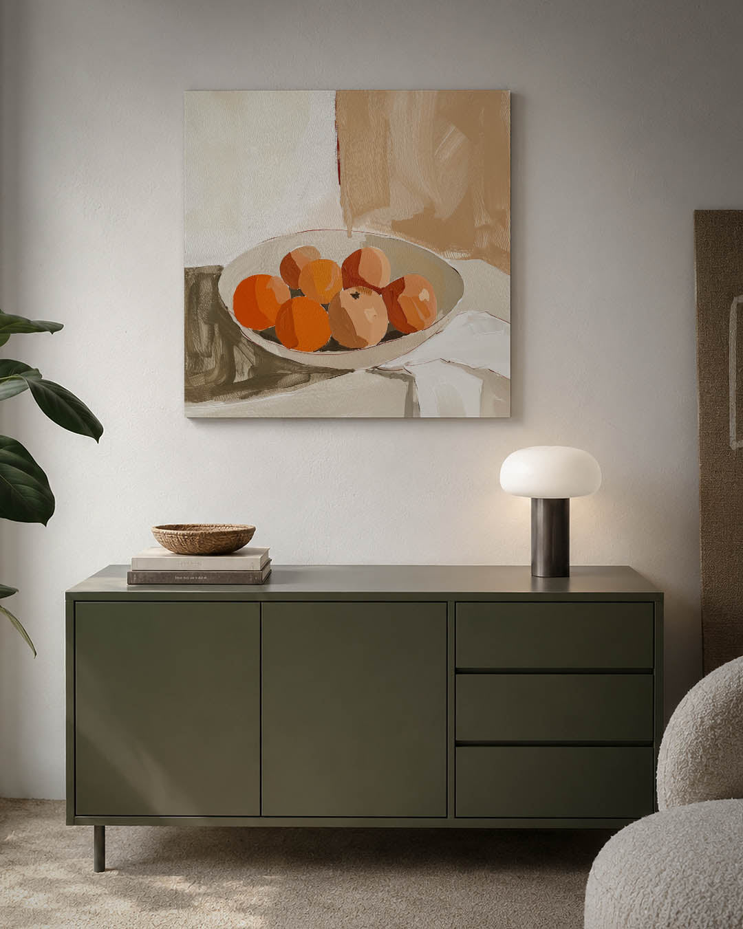 Fruit in schaal kunstwerk – detailweergave – dit werk toont een schaal met oranje vruchten tegen een beige achtergrond. De