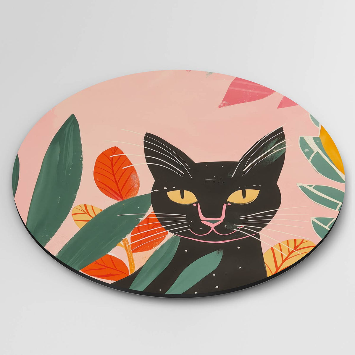 Zwarte kat en bladeren Muurcirkel – detailweergave – Een zwarte kat met gele ogen omringd door groene en oranje bladeren op