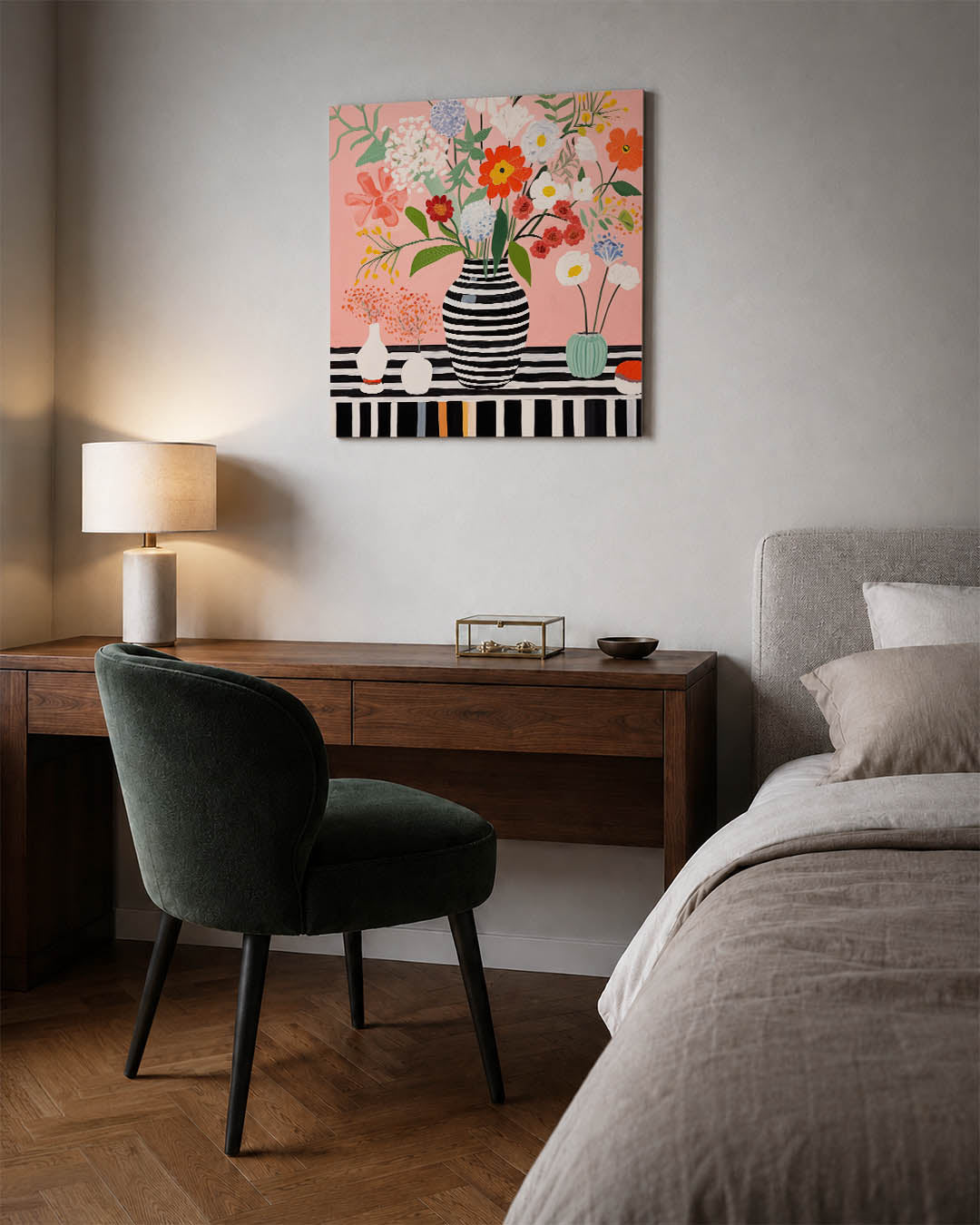 Bloemrijke compositie kunstwerk – materiaalweergave – dit kunstwerk toont een levendig boeket in een gestreepte vaas tegen