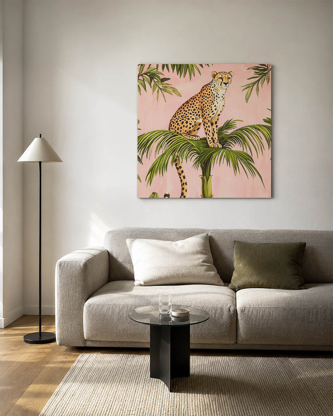 Luipaard op palm kunstwerk – detailweergave – dit werk toont een luipaard zittend op een palmblad tegen een roze achtergrond.