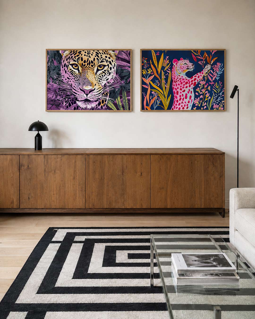 Twee liggende posters met een luipaard met opvallende vlekken en strepen, aan de muur in een interieur