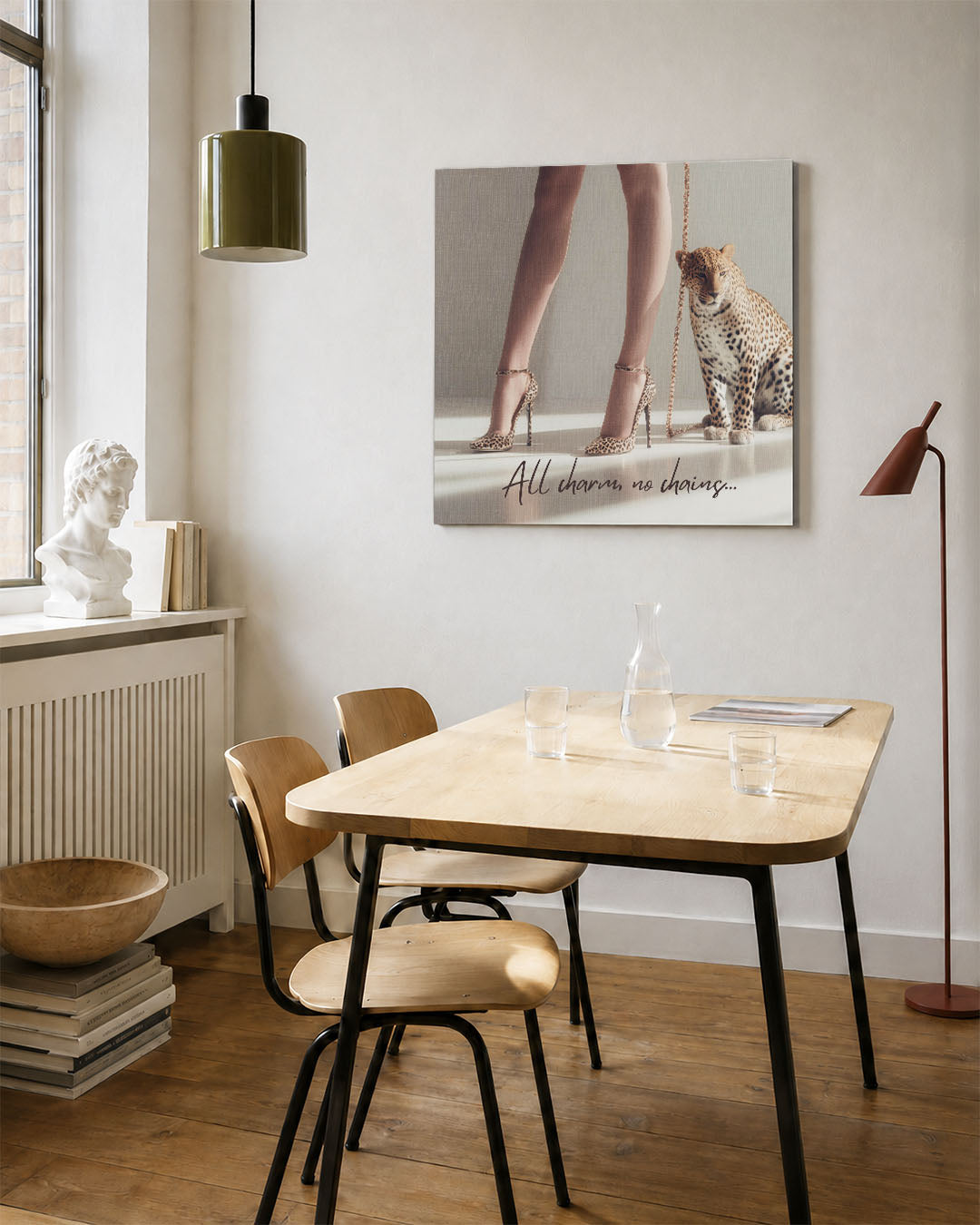 Elegante dierenprint kunstwerk – vierkante wanddecoratie – dit werk toont slanke benen in hoge hakken naast een sierlijke