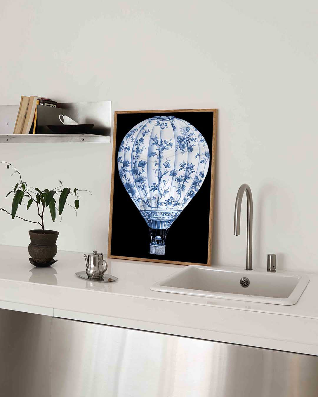 Luchtballon met bloemen – blauw-witte poster in staand formaat