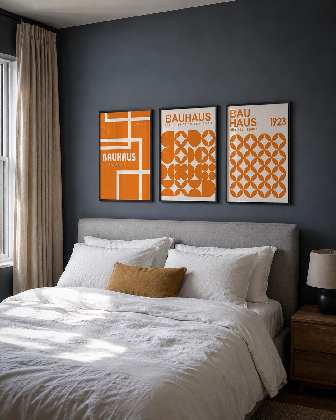 Lijnen en kleurvlakken posterset – derde productweergave – deze posterset in drie delen speelt met oranje en wit. Rechte