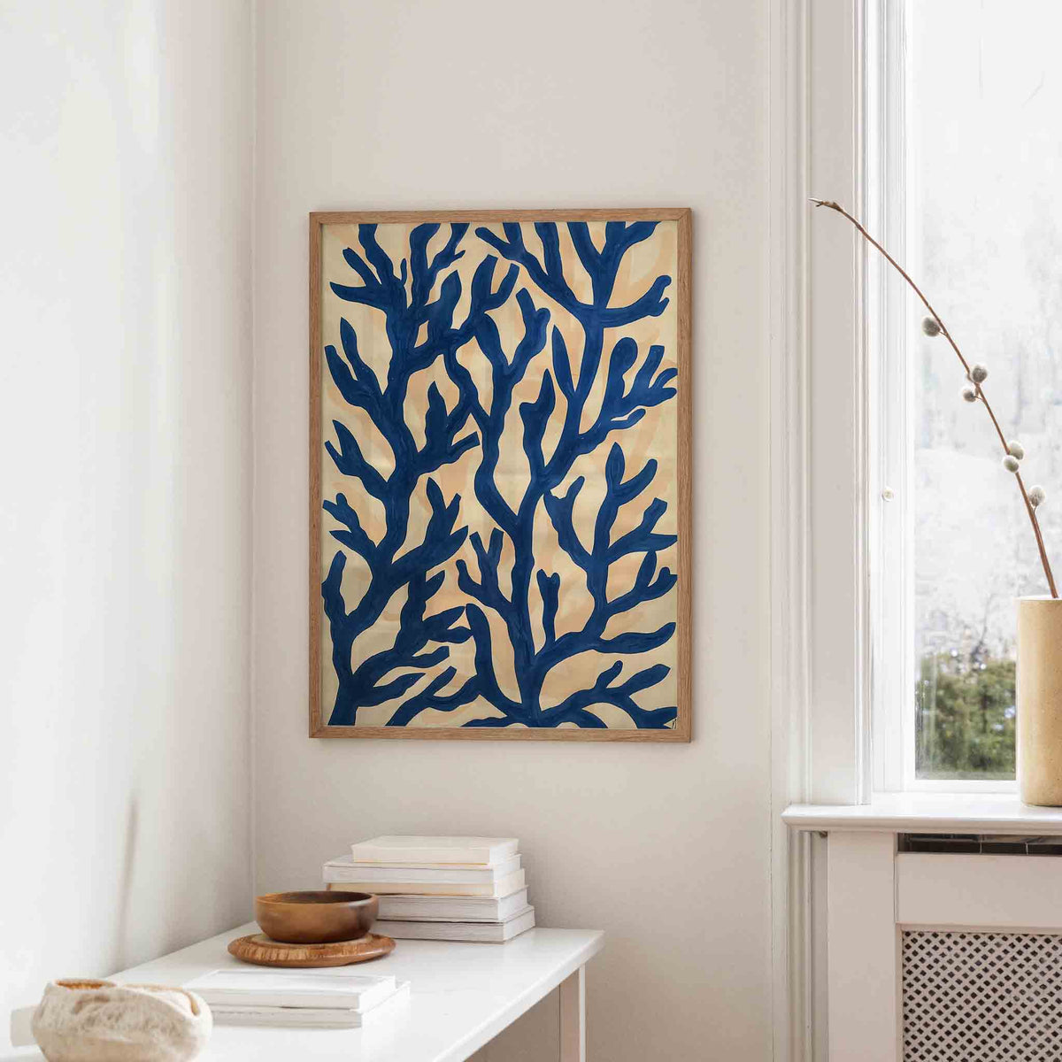 Blauwe takken op beige – staande hedendaagse wanddecoratie van WallArtistic