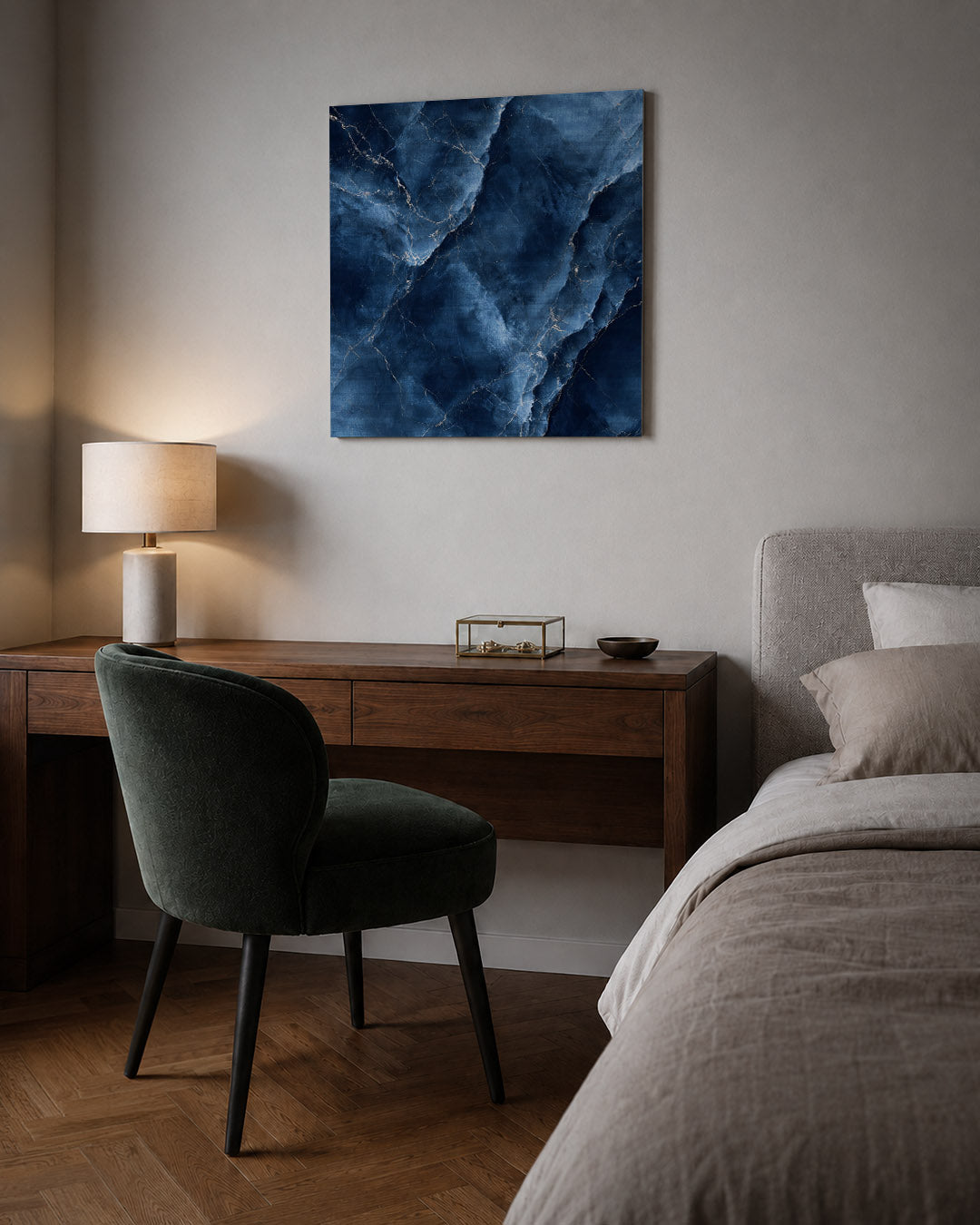 Marmerstructuur blauw kunstwerk – sfeerbeeld – dit werk toont een dynamisch patroon van blauwe marmerachtige vormen met