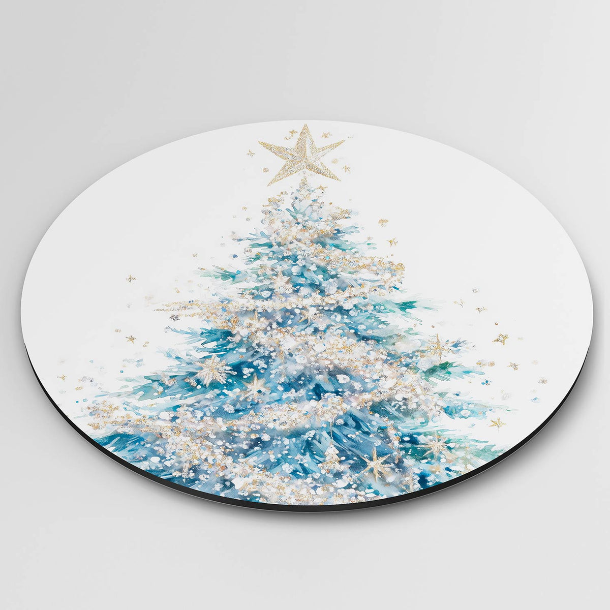 Kerstboom met ster Muurcirkel – detailweergave – Een kerstboom met blauwe en groene tinten, versierd met gouden sterren en