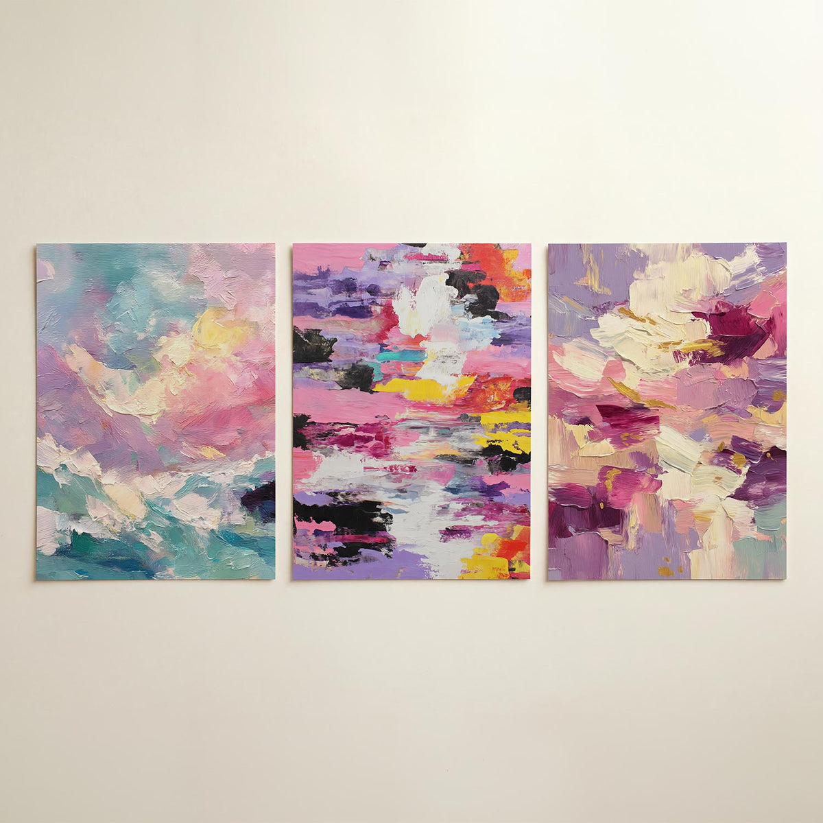 Kleurrijke vormen driedelige posterset in interieur