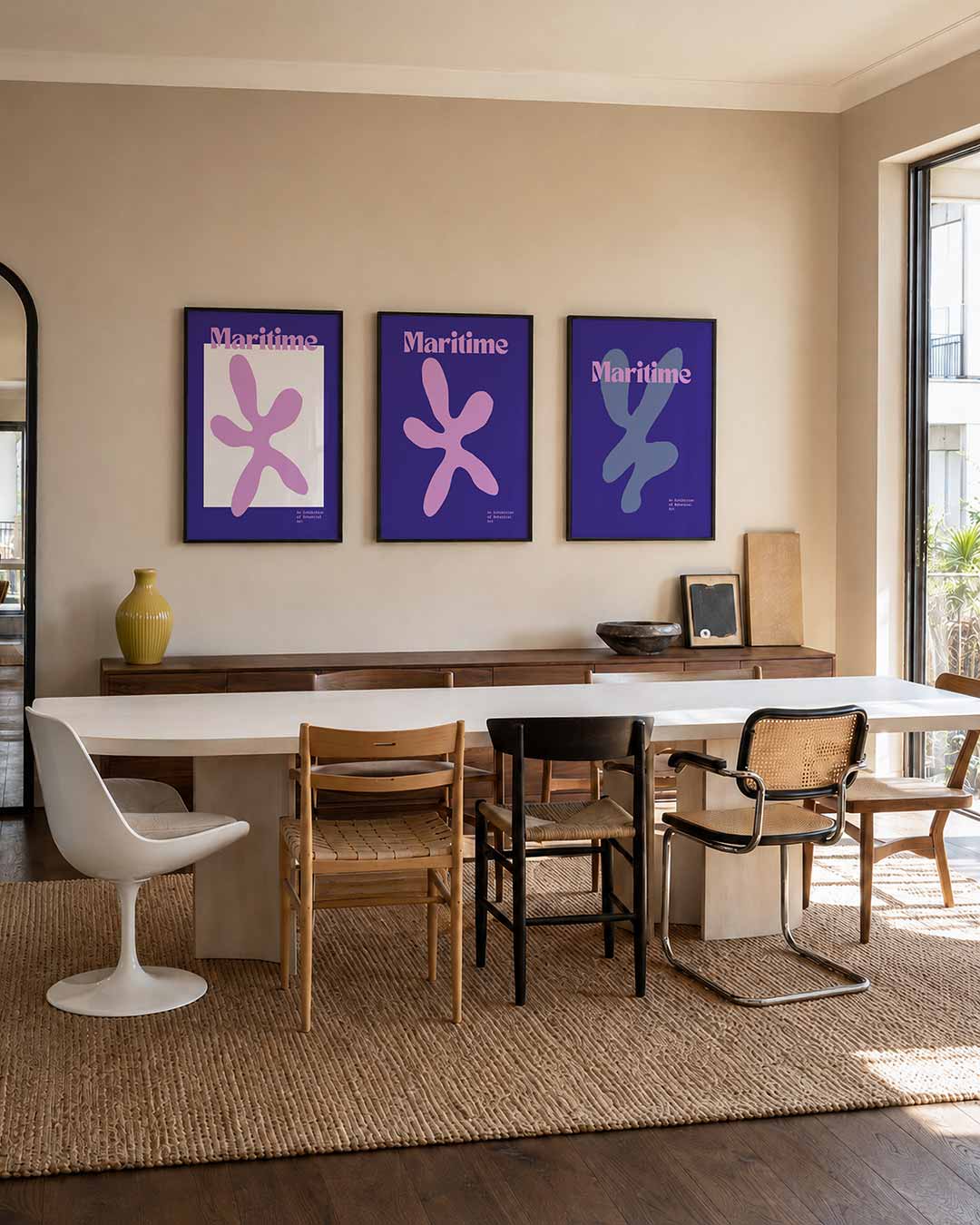Vorm en kleur – deze posterset in drie delen toont een speelse paarse vorm op een witte – weergave 3