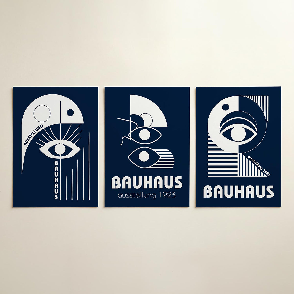 Oog en lijnen posterset – detailweergave – een donkerblauwe achtergrond met witte vormen. Een groot oog centraal, omringd