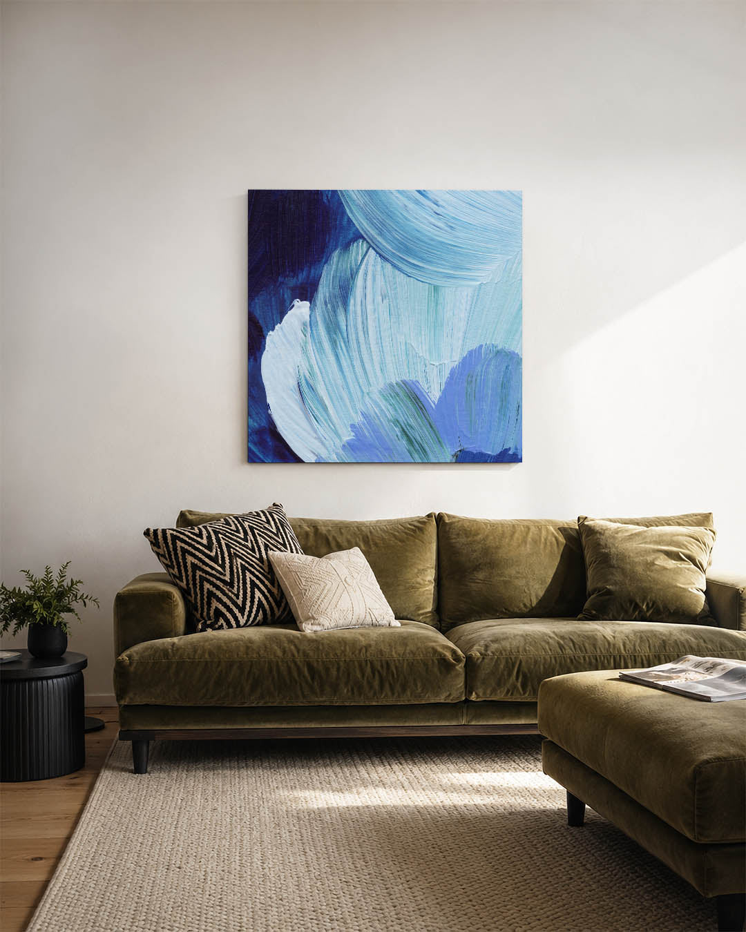 Dynamische kleurvlakken kunstwerk – sfeerbeeld – dit kunstwerk toont vloeiende penseelstreken in diverse blauwtinten, met