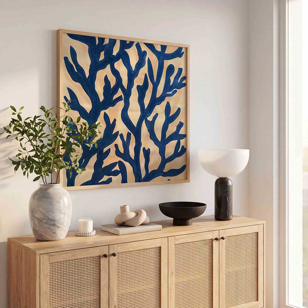 Blauwe takken op beige – kunst en design poster in vierkant formaat
