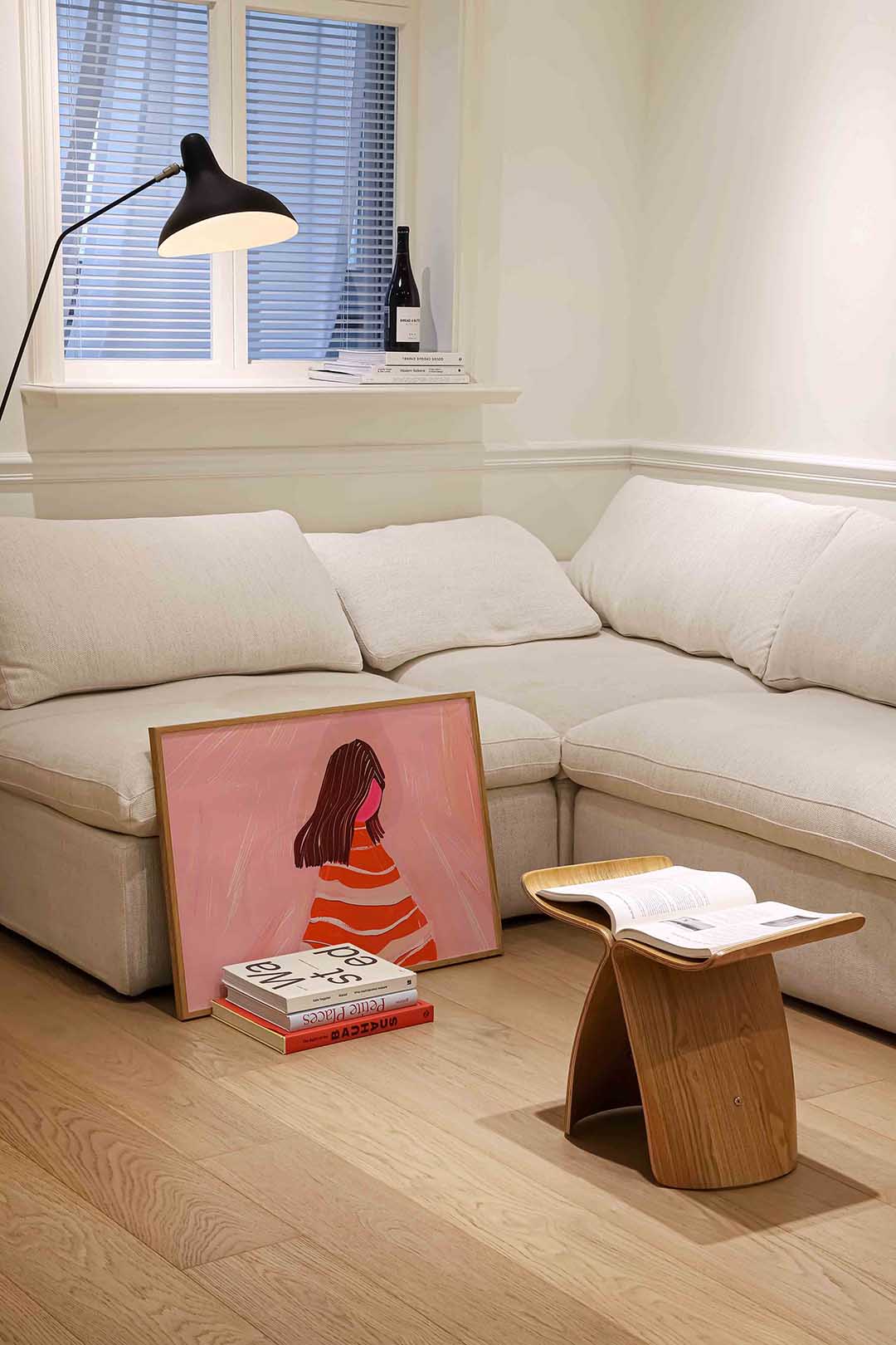 Gestreepte jurk en roze achtergrond – vrouwelijke portretkunst als landscape poster