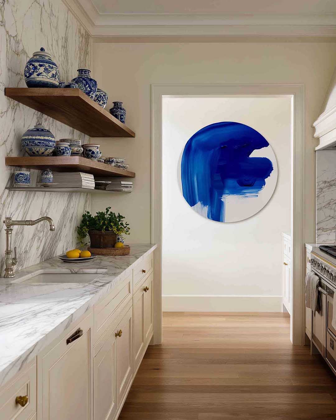 Blauwe penseelstreek – moderne abstracte muurcirkel voor aan de muur