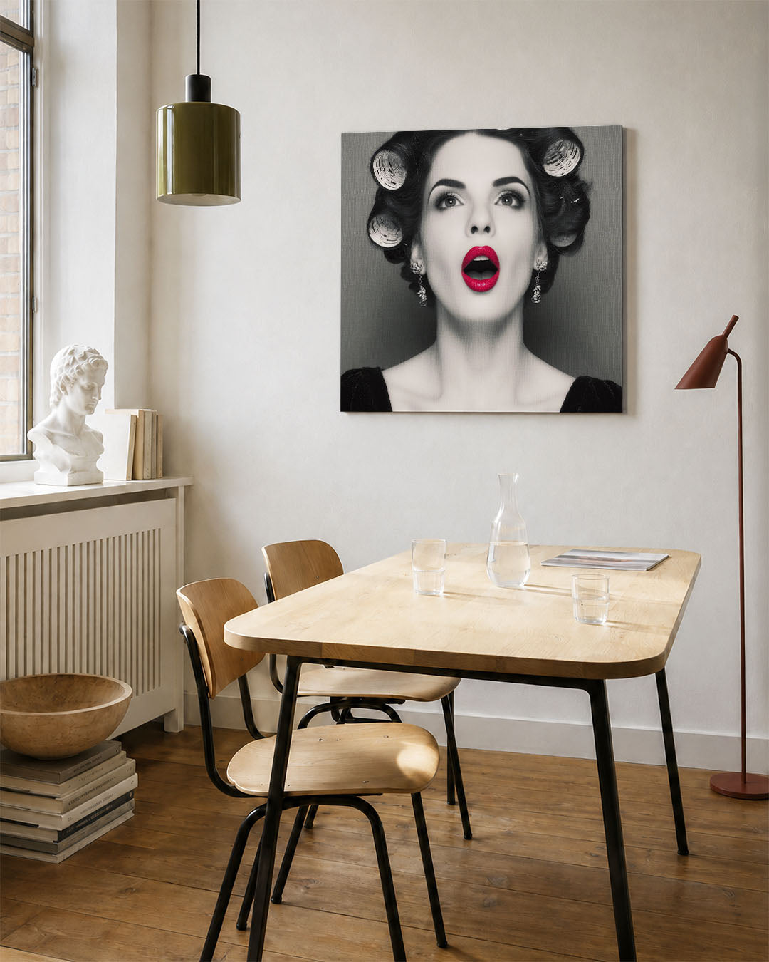 Portret kunstwerk – vierkante wanddecoratie – dit werk toont een vrouw met opvallende rode lippen en krulspelden. De