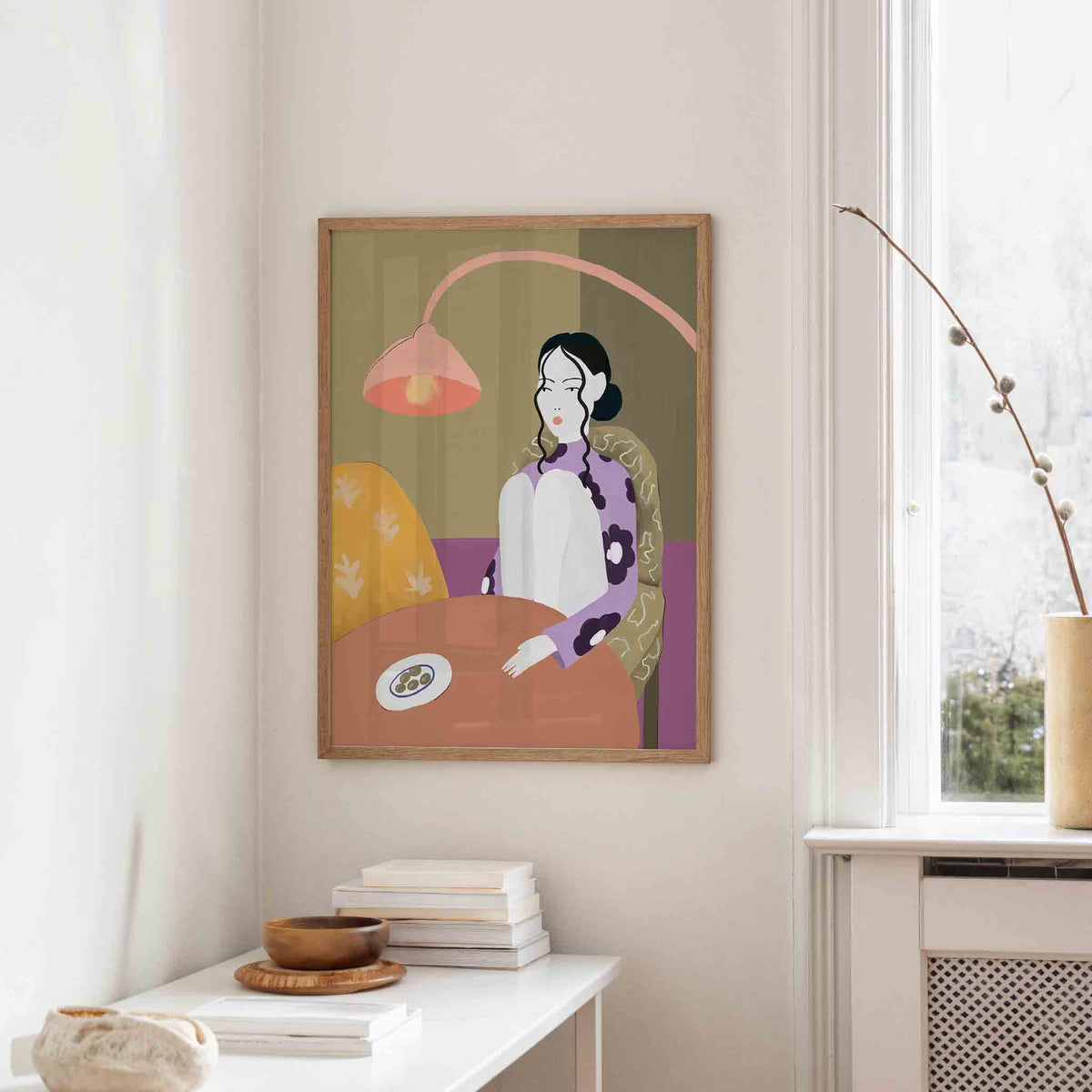 Vrouw met lamp – staande hedendaagse wanddecoratie van WallArtistic