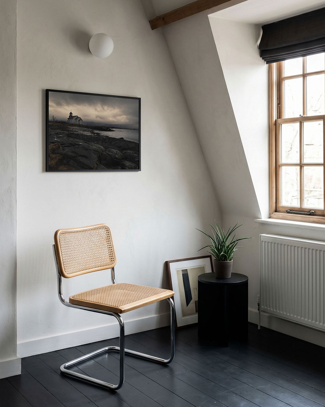 Rustieke kustlandschap poster – tweede productweergave – een serene kustlijn met een eenzaam gebouw onder een dramatische