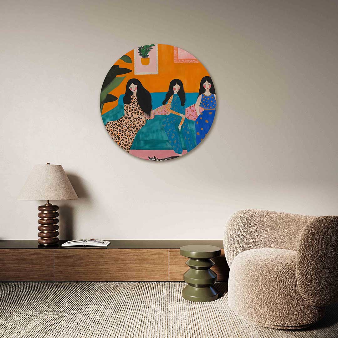 Drie vrouwen op bank – abstracte muurcirkel als ronde wanddecoratie